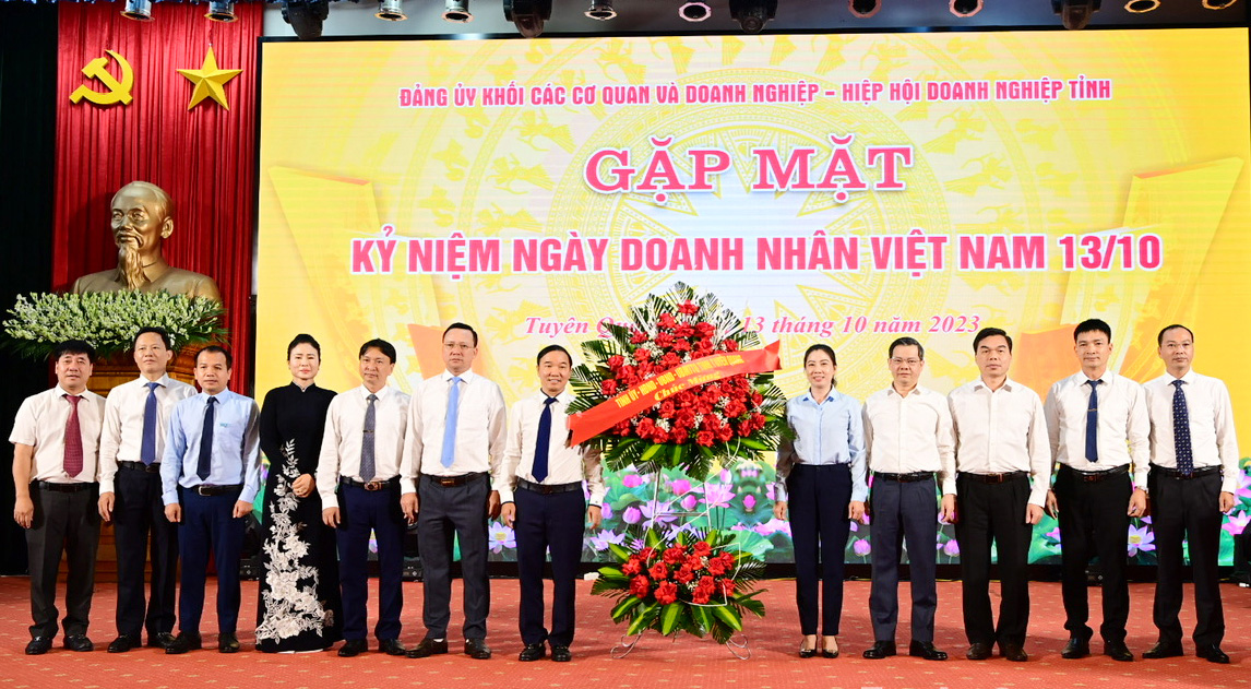 đạo tỉnh tặng hoa chúc mừng ngày Doanh nhân Việt Nam