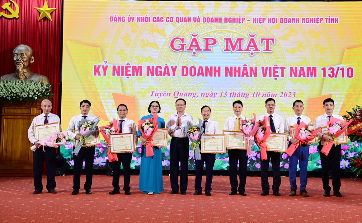 Phó Chủ tịch UBND tỉnh Nguyễn Thế Giang trao Bằng khen của Chủ tịch UBND tỉnh cho các doanh nhân.
