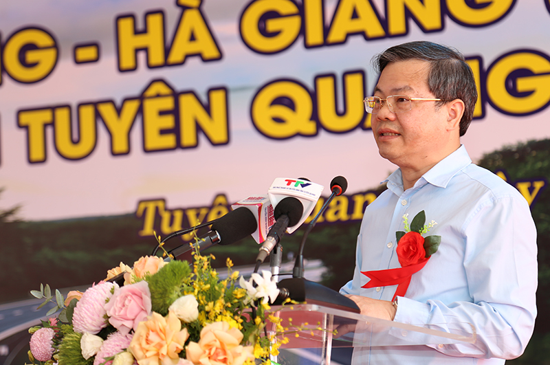 Nguyễn Văn Sơn, Chủ tịch Ủy ban nhân dân tỉnh Tuyên Quang báo cáo quá trình chuẩn bị đầu tư dự án.