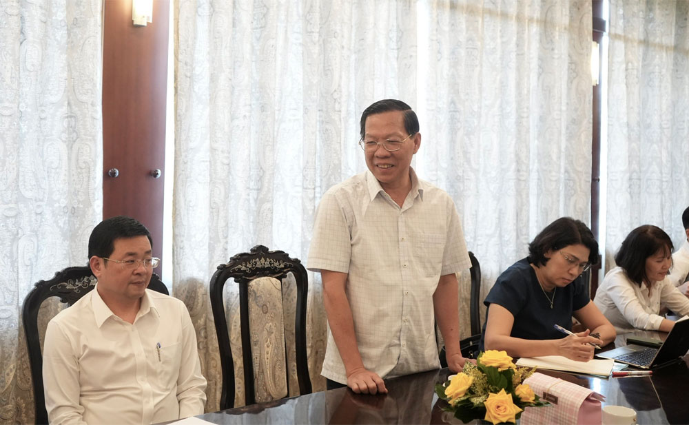 Phan Văn Mãi - Chủ tịch UBND Thành phố Hồ Chí Minh phát biểu. (