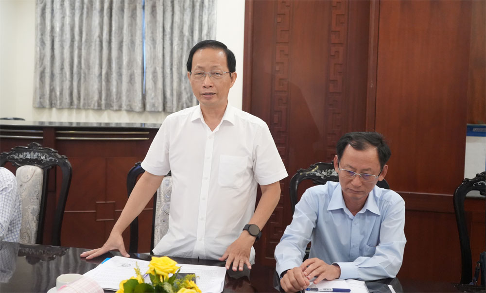 Phó chủ tịch Thường trực UBND tỉnh - Trưởng đoàn đại biểu Quốc hội tỉnh Nguyễn Trúc Sơn thông tin những vấn đề và nhiệm vụ cụ thể trên từng lĩnh vực trong quá trình hợp tác.