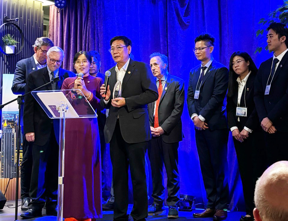 Ông Mai Hùng Dũng - Phó Chủ tịch Thường trực UBND tỉnh đại diện tỉnh Bình Dương nhận giải thưởng của ICF