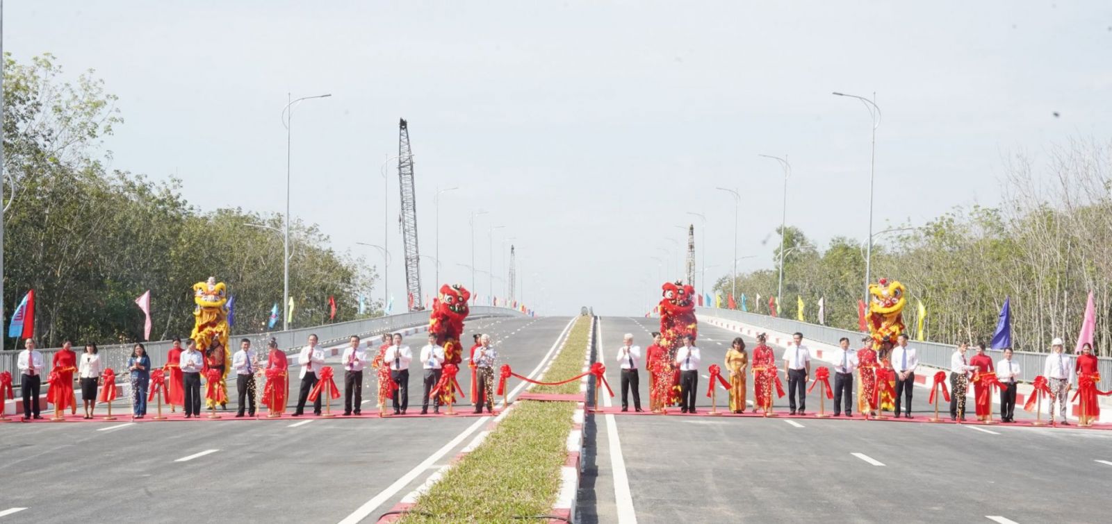 Lãnh đạo 2 tỉnh cắt băng khánh thành đường và cầu kết nối Tây Ninh – Bình Dương.