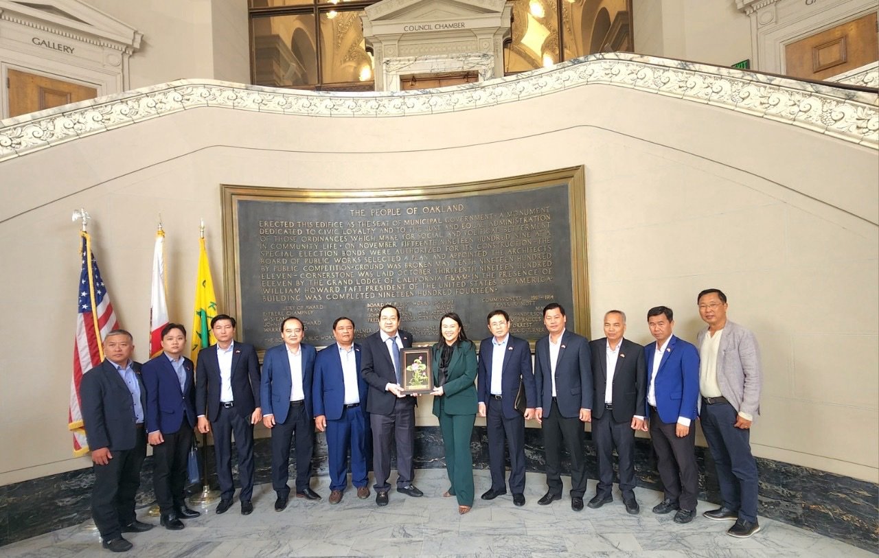 Đoàn công tác của tỉnh chụp hình lưu niệm cùng Thị trưởng