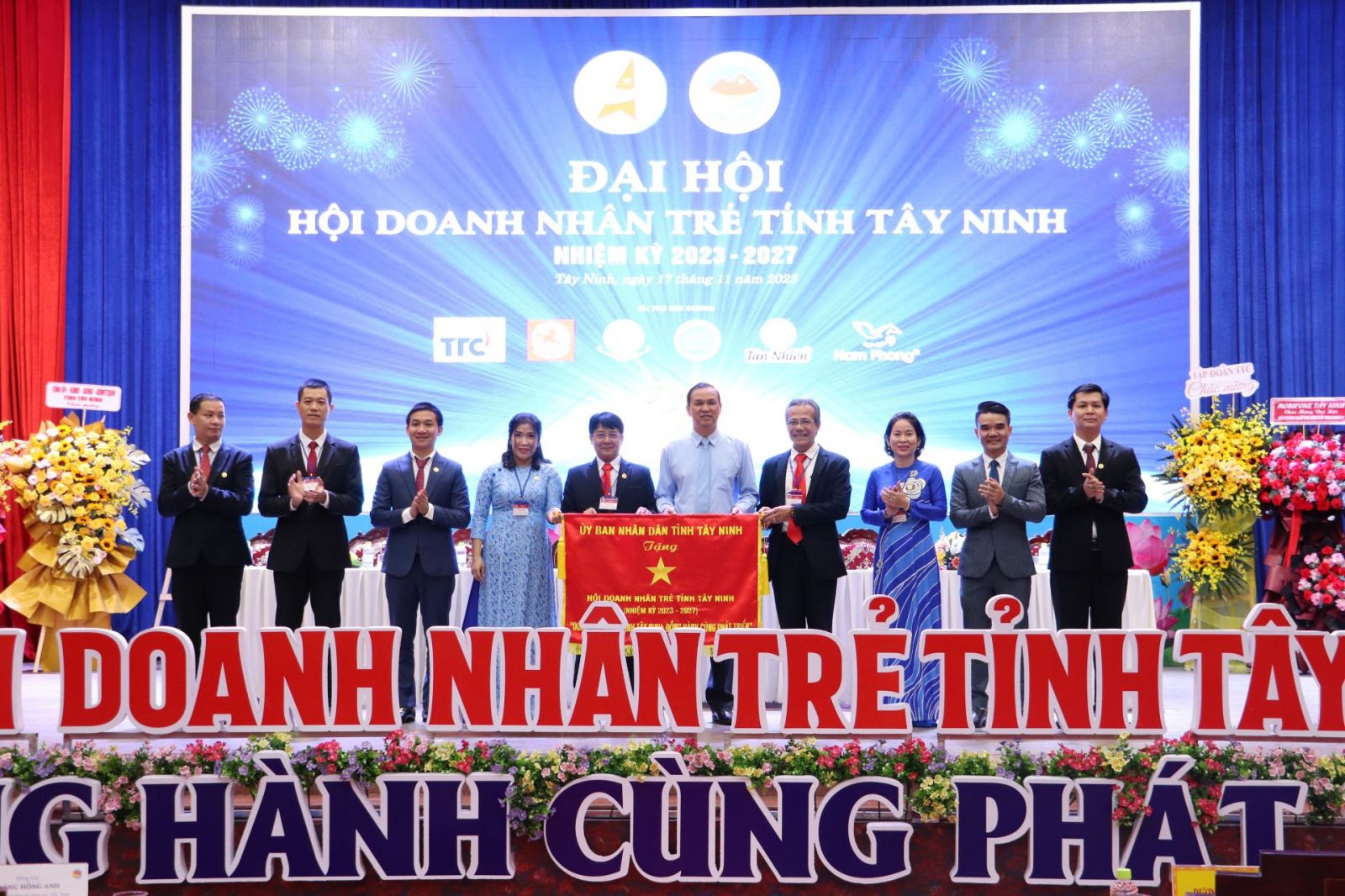 Phó Chủ tịch UBND tỉnh Dương Văn Thắng tặng bức trướng “Doanh nhân trẻ tỉnh Tây Ninh – Đồng hành cùng phát triển” cho Hội Doanh nhân trẻ.