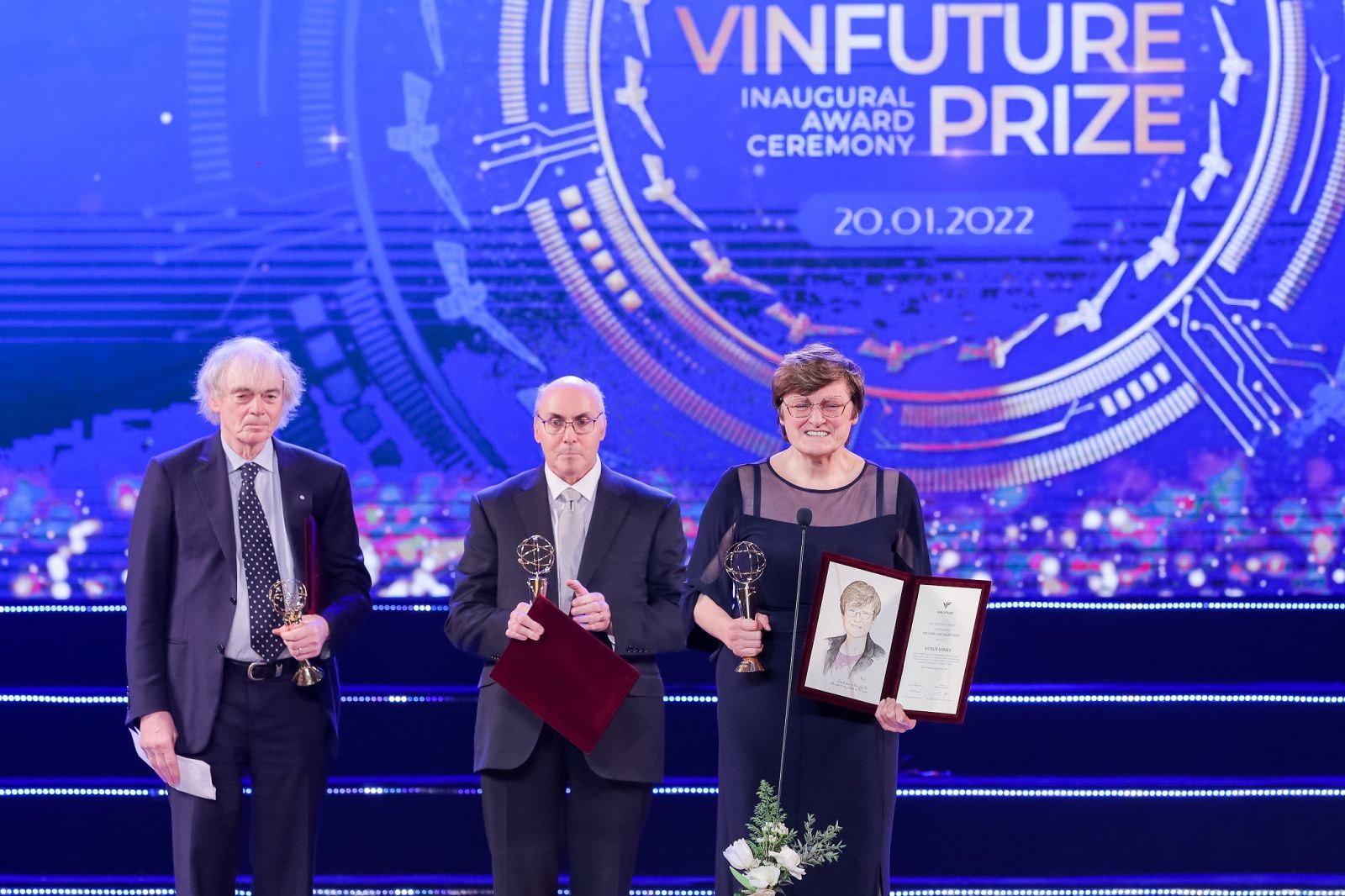 Giáo sư Drew Weissman cùng Tiến sĩ Karikó và Giáo sư Pieter R. Cullis được trao Giải thưởng Chính VinFuture mùa 1 cho công trình phát triển công nghệ vắc-xin mRNA (Ảnh: VFP)