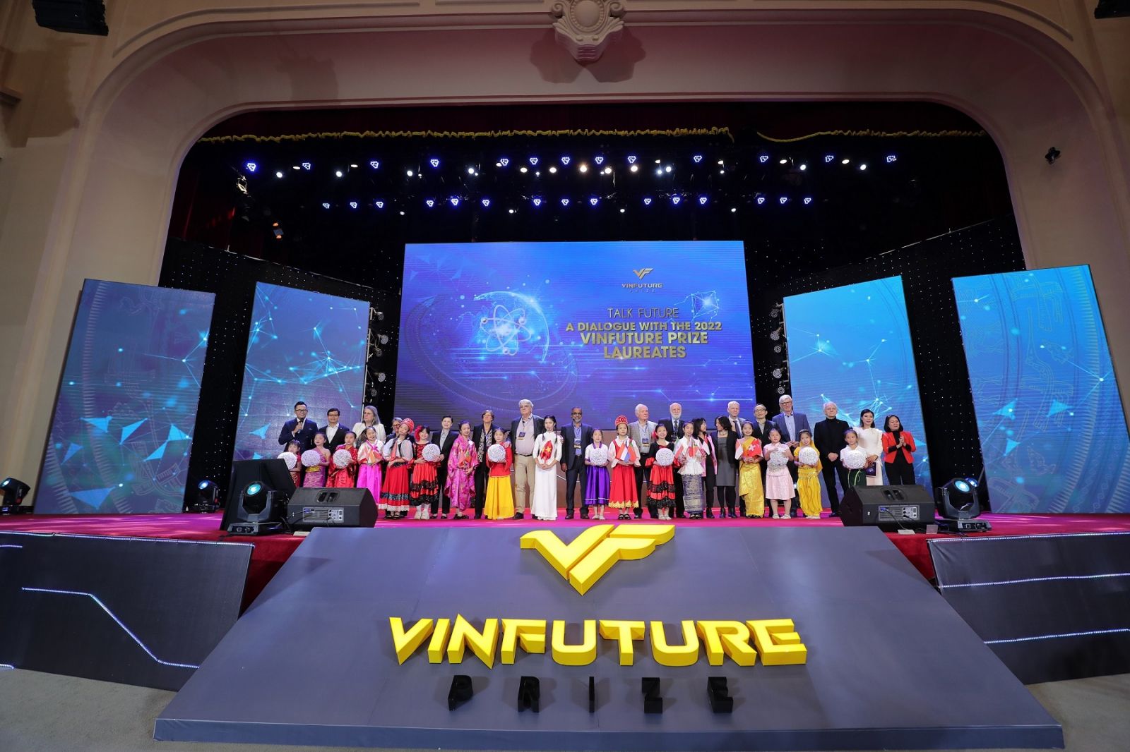 Các chủ nhân Giải thưởng giao lưu với khán giả sau lễ trao giải VinFuture 2022