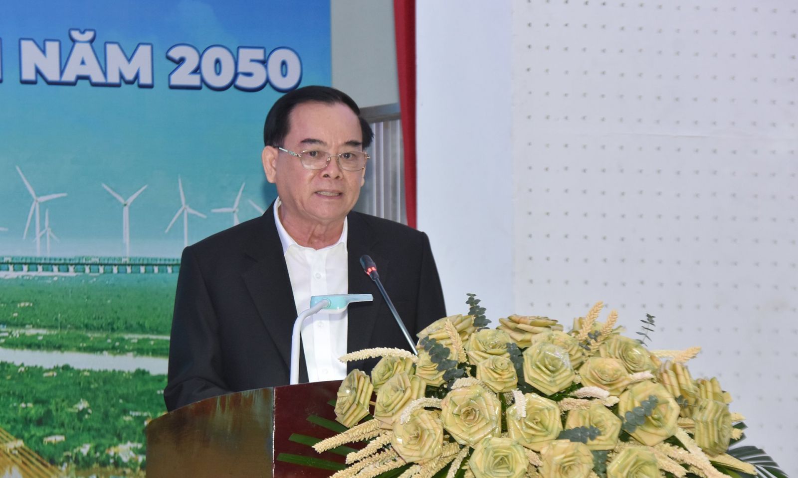 Chủ tịch UBND tỉnh Trần Ngọc Tam phát biểu khai mạc hội nghị.