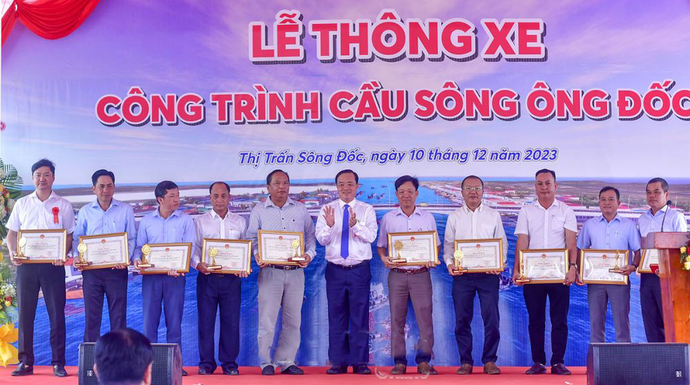 Chủ tịch UBND tỉnh Cà Mau Huỳnh Quốc Việt tặng Bằng khen của UBND tỉnh cho các tập thể có thành tích xây dựng hoàn thành cầu Ông Đốc.