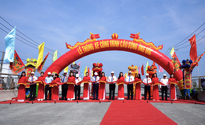Phó thủ tướng Chính phủ Lê Minh Khái, lãnh đạo các Bộ, ngành Trung ương và lãnh đạo địa phương thực hiện nghi thức thông xe cầu Ông Đốc.