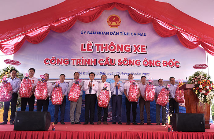Phó thủ tướng Lê Minh Khái (phải) và Bí thư Tỉnh uỷ Cà Mau Nguyễn Tiến Hải tặng quà cho chủ đầu tư, các đơn vị thi công có thành tích góp phần hoàn thành cầu Ông Đốc.