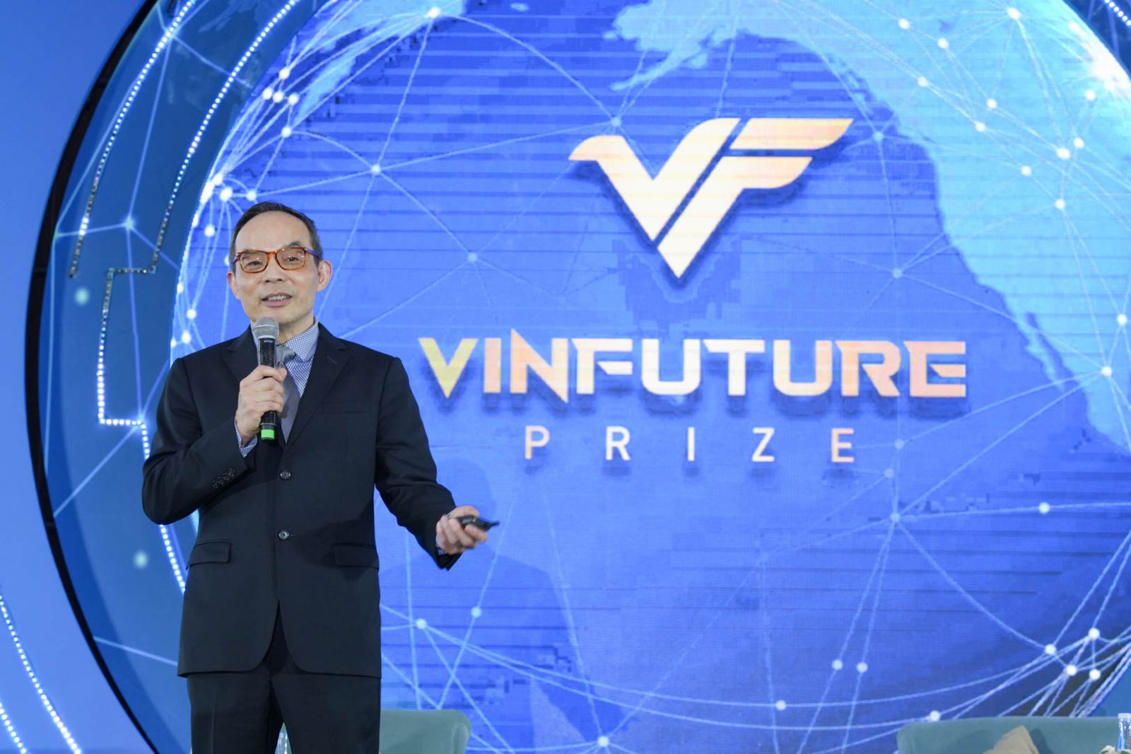 TS. Xuedong David Huang - Thành viên Hội đồng Giải thưởng VinFuture và Giám đốc Công nghệ của Tập đoàn Zoom (Hoa Kỳ) cùng bàn luận với các diễn giả trong toạ đàm Trí tuệ nhân tạo được tổ chức vào ngày 19/12 .