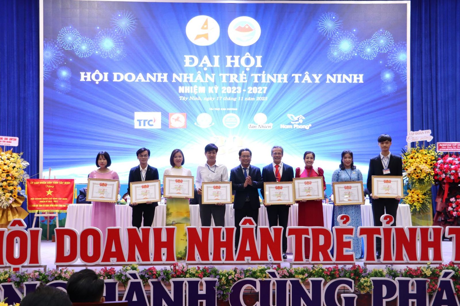 rung ương Hội Doanh nhân trẻ Việt Nam tặng bằng khen cho thành viên BCH nhiệm kỳ 2017 – 2022 và một số hội viên Hội Doanh nhân trẻ về những đóng góp trong công tác hội.