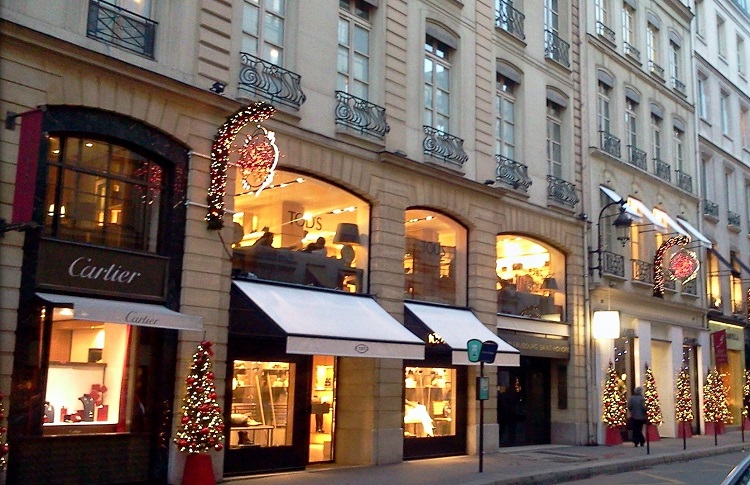 Đại lộ Montaigne dài 615m nhưng số lượng cửa hàng thời trang nhiều vô kể và được mệnh danh là “thánh địa” thời trang thế giới.
