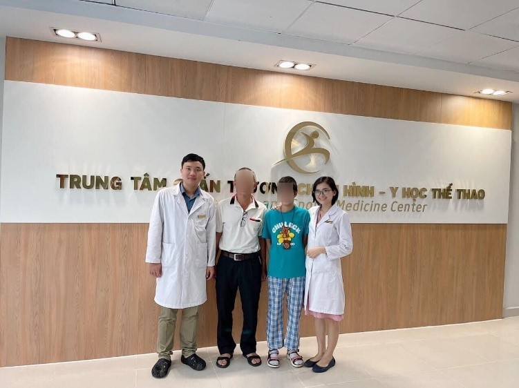 Ngọc Hoa (áo xanh)– “Chiến binh” chiến thắng căn bệnh ung thư xương chị trong 9 tháng điều trị tại Vinmec ngày ra viện