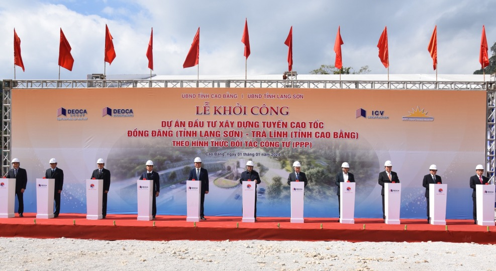 Thủ tướng Chính phủ Phạm Minh Chính và lãnh đạo các bộ, ngành, dịa phương thực hiện nghi lễ khởi công cao tốc Đồng Đăng - Trà Lĩnh.