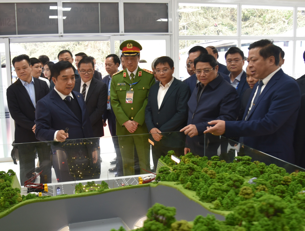 Thủ tướng nghe giới thiệu về mô hình kết cấu hầm đường bộ trên tuyến cao tốc Đồng Đăng - Trà Lĩnh.