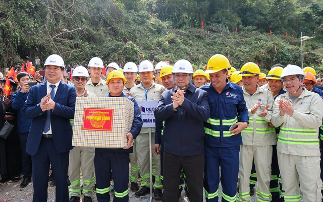 Thủ tướng tặng quà động viên các cán bộ, công nhân, kỹ sư làm việc trên công trường cao tốc Đồng Đăng - Trà Lĩnh