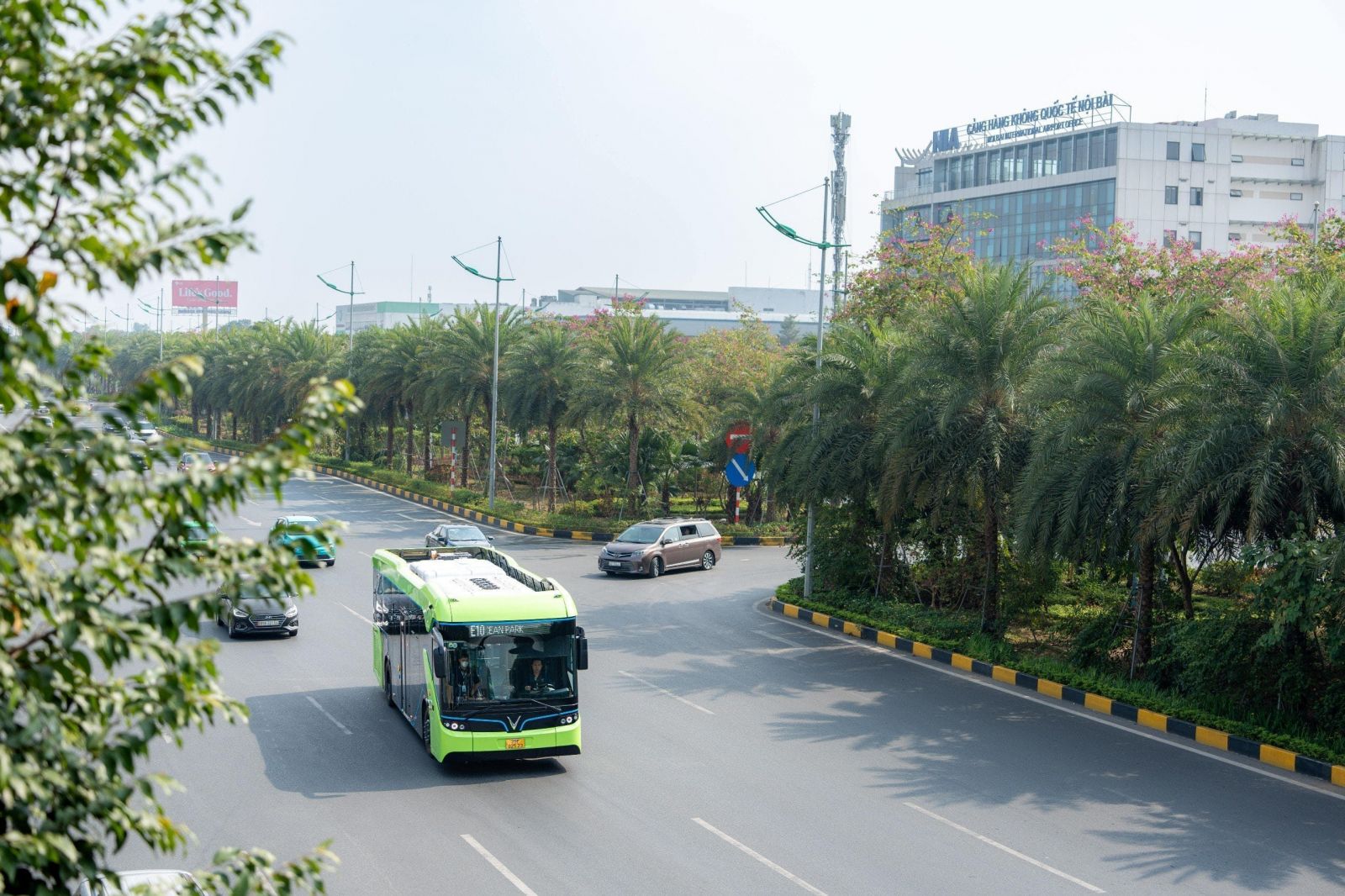Tuyến buýt điện E10 kết nối nội đô Hà Nội và sân bay quốc tế Nội Bài 