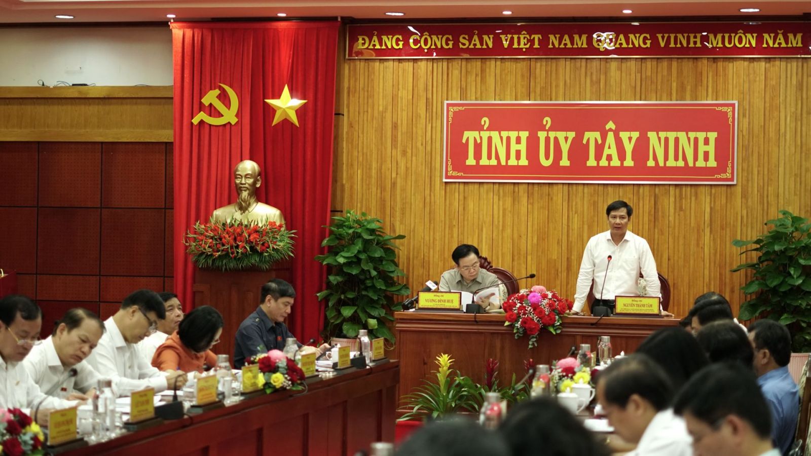 Bí thư Tỉnh uỷ Nguyễn Thành Tâm tiếp thu ý kiến của Chủ tịch Quốc hội Vương Đình Huệ.