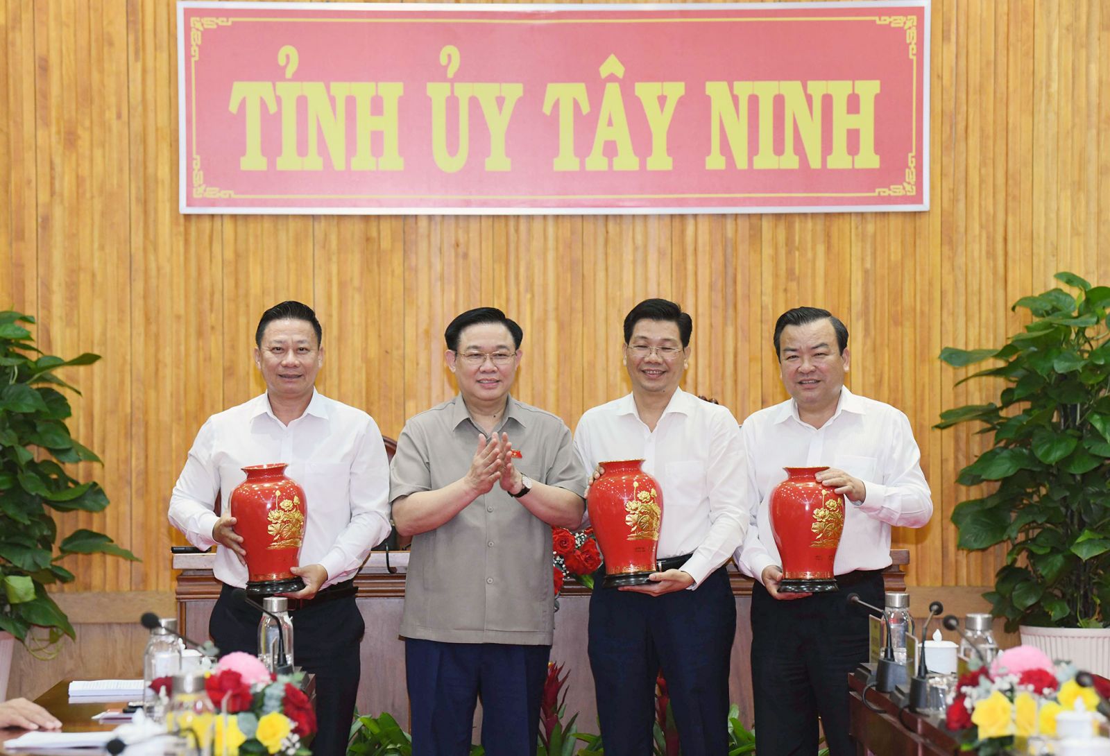 Chủ tịch Quốc hội Vương Đình Huệ tặng quà các đồng chí thường trực Tỉnh ủy Tây Ninh