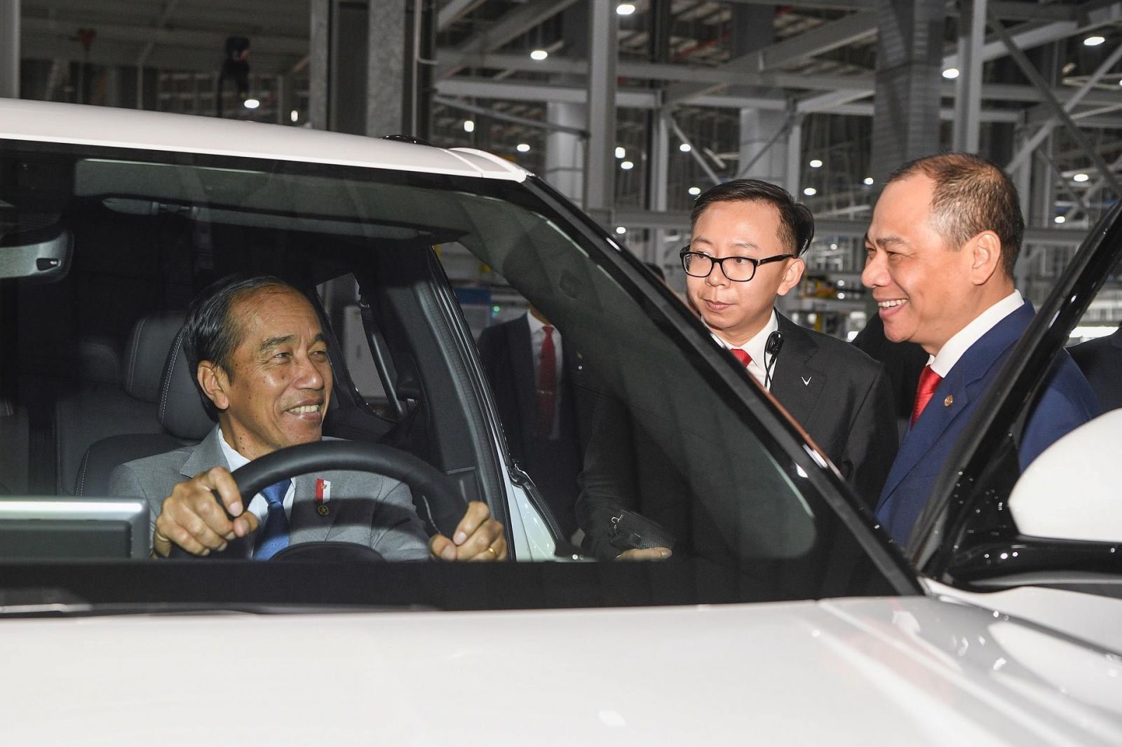 Tổng thống Indonesia tìm hiểu ô tô điện VinFast trong chuyến thăm tổ hợp nhà máy sản xuất ô tô, xe máy điện VinFast tại Hải Phòng hôm 13/1.