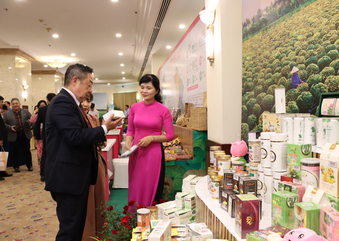 Ông Mizushima Kozo - Chủ tịch Hiệp hội Doanh nghiệp Nhật Bảnp/tại Thành phố Hồ Chí Minh (JCCH) quan tâm, tìm hiểu về sản phẩm đặc trưng của Đồng Tháp trưng bày tại hội nghị