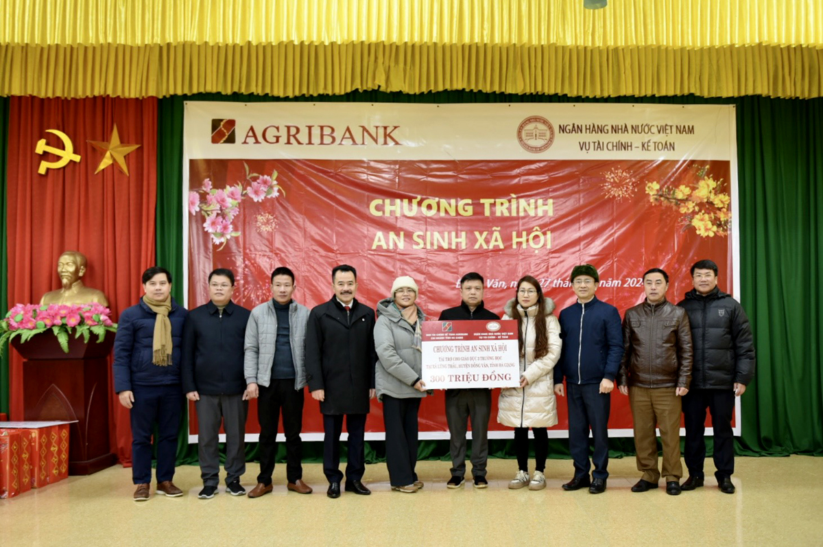 Đoàn công tác Ban Tài chính kế toán Agribank và Vụ Tài chính kế toán - Ngân hàng Nhà nước Việt Nam trao tặng 300 triệu đồng cho Liên trường xã Lũng Thầu (Trường PTDT nội trú THCS, Tiểu học, Mầm non xã Lũng Thầu).