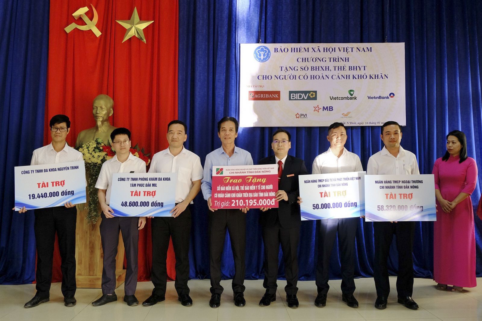 Đại diện Agribank trao kinh phí tài trợ sổ BHXH, thẻ BHYT cho người nghèo tỉnh Đắk Nông.