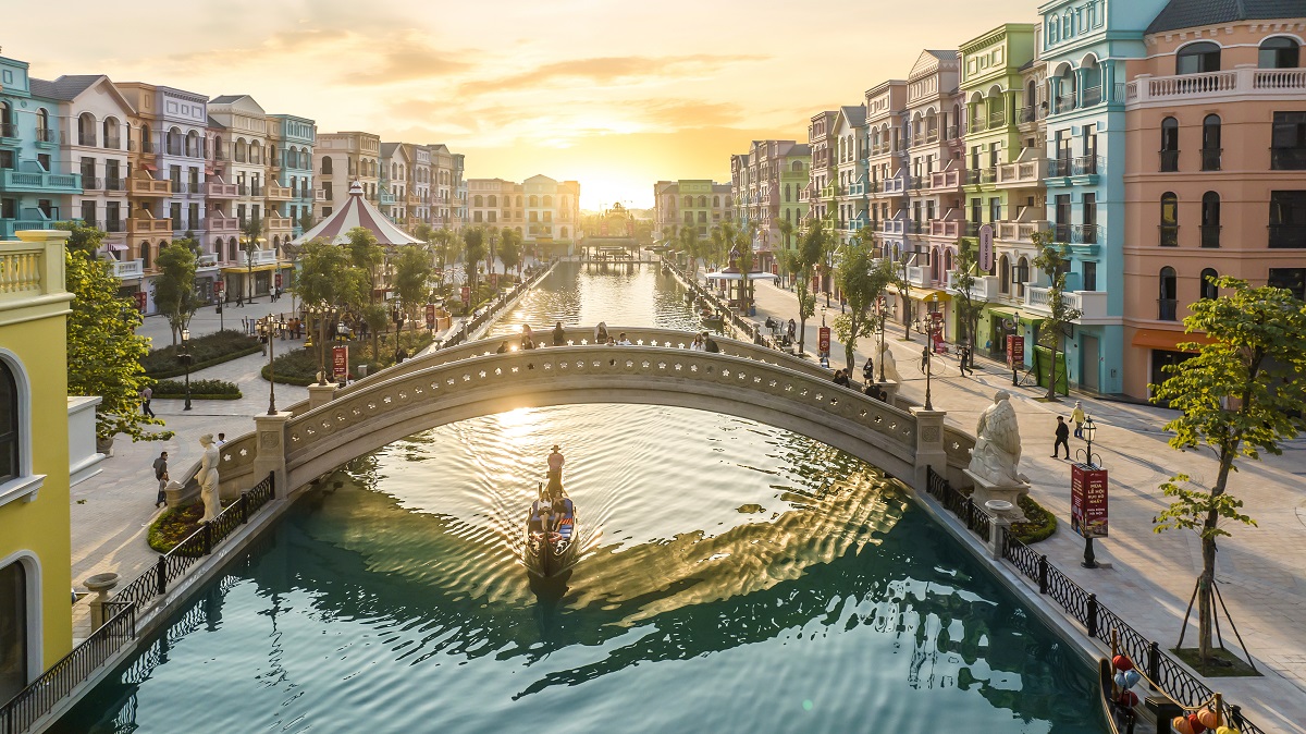 Phân khu The Venice tại Grand World, Ocean City tái hiện trọn vẹn không gian đậm chất châu Âu, nơi những chiếc thuyền Gondola cổ điển đưa du khách lướt nhẹ trên dòng sông biểu tượng