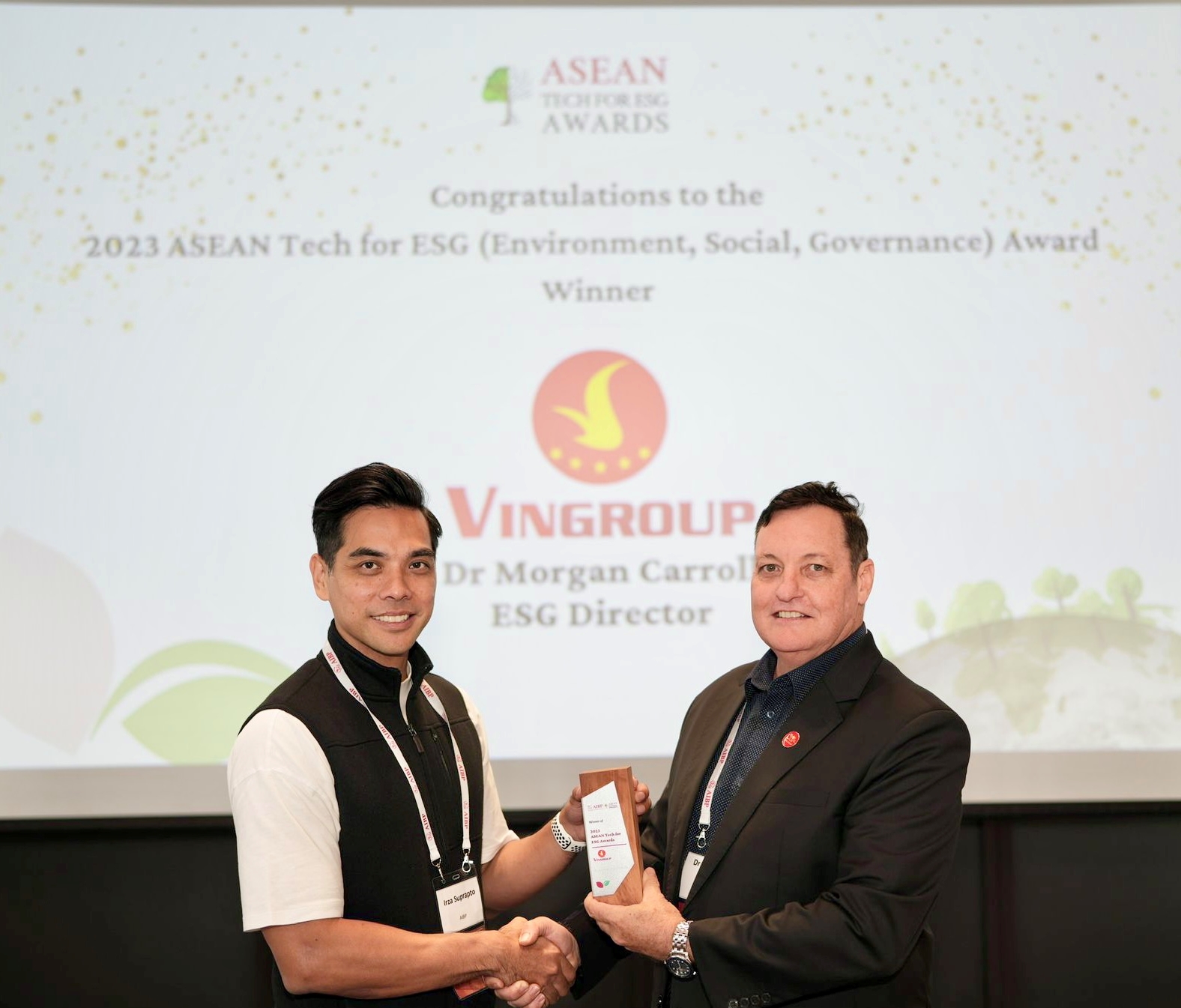 Tiến sĩ Morgan Carroll (bên phải) đại diện Vingroup nhận giải thưởng công nghệ bền vững ASEAN 2023 tại lễ trao giải ở Singapore.