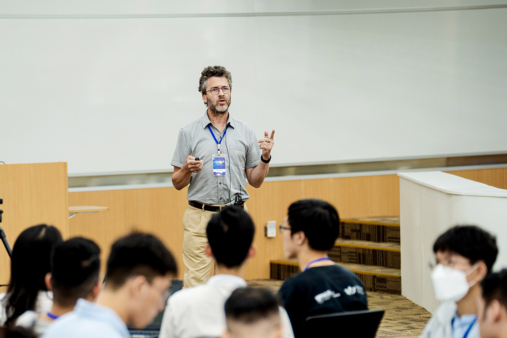 GS Wray Buntine trong buổi trao đổi cùng sinh viên ngành kỹ thuật và khoa học máy tính VinUni - Ở Việt Nam cũng có những trường ĐH rất uy tín trong đào tạo lĩnh vực Khoa học Máy tính. 