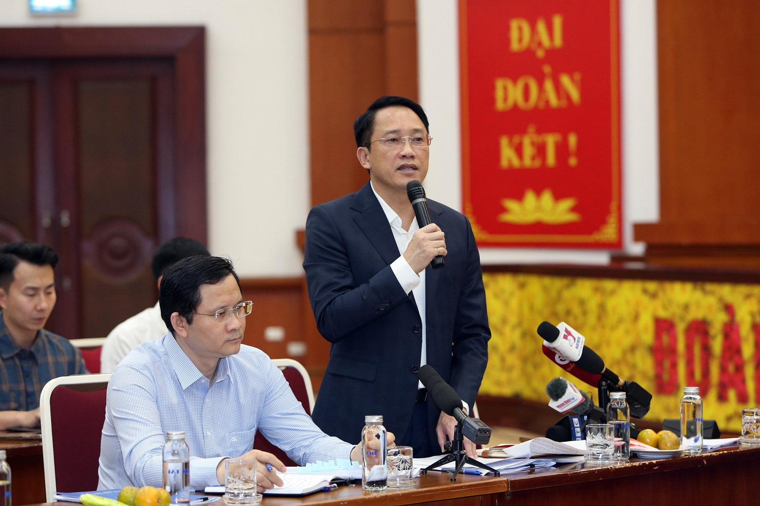 Ông Mai Sơn - Phó Tổng cục trưởng Tổng cục Thuế trả lời câu hỏi của báo giới tại buổi họp báo của Bộ Tài chính