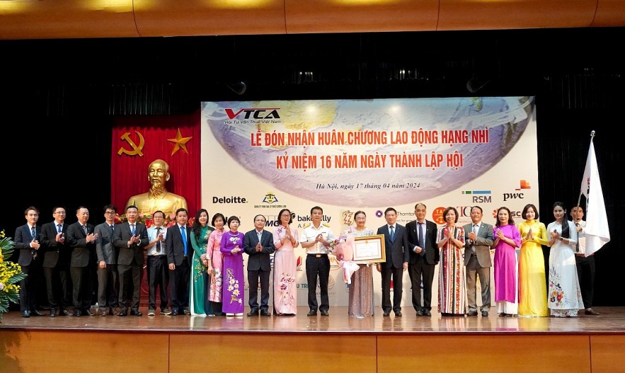 Thay mặt lãnh đạo Đảng, Nhà nước, Bộ trưởng Bộ Tài chính Hồ Đức Phớc trao huân Huân chương Lao động hạng Nhì cho VTCA