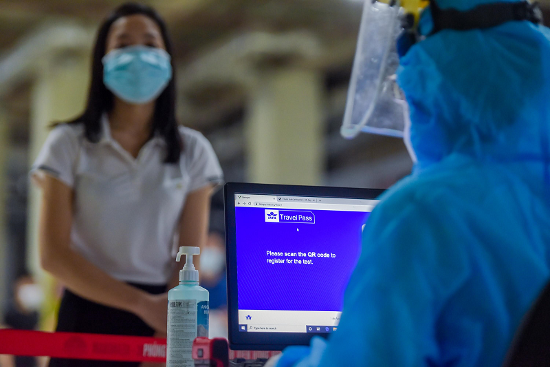 xuất trình vé điện tử cùng xác nhận đặt chỗ trên chuyến bay của Vietnam Airlines, để nhân viên y tế quét mã QR code, định danh hành khách, 