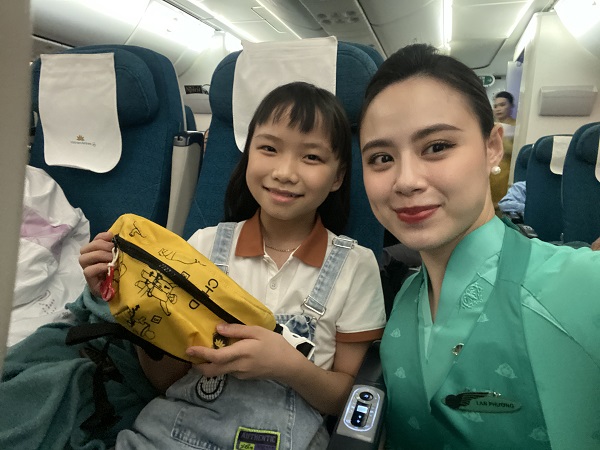 Những hành khách có mặt trên chuyến bay đặc biệt cảm thấy thích thú với món quà ý nghĩa từ Vietnam Airlines.