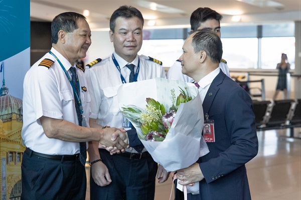 Đại diện Vietnam Airlines tặng hoa, chúc mừng tổ bay