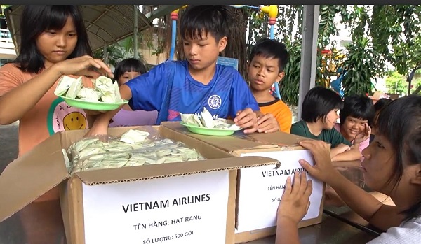 4. Gần đây,p/những suất ăn của Vietnam Airlines được VietHarvest trao tặng tới Trung tâm Công tác Xã hội Giáo dục Dạy nghề Thiếu niên TP.HCM
