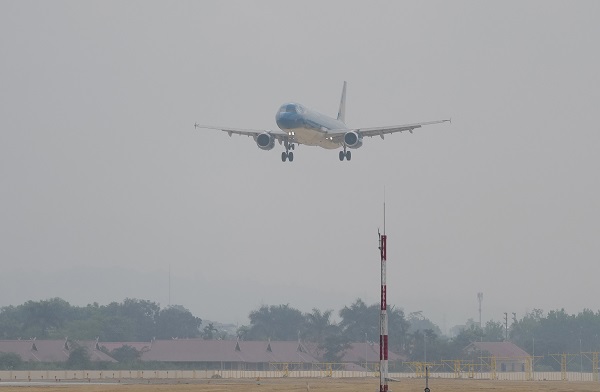 Chiếc máy bay Airbus A321 mang số hiệu VN-A396 đang hạ cánh xuống mặt đường băng sân bay Điện Biên