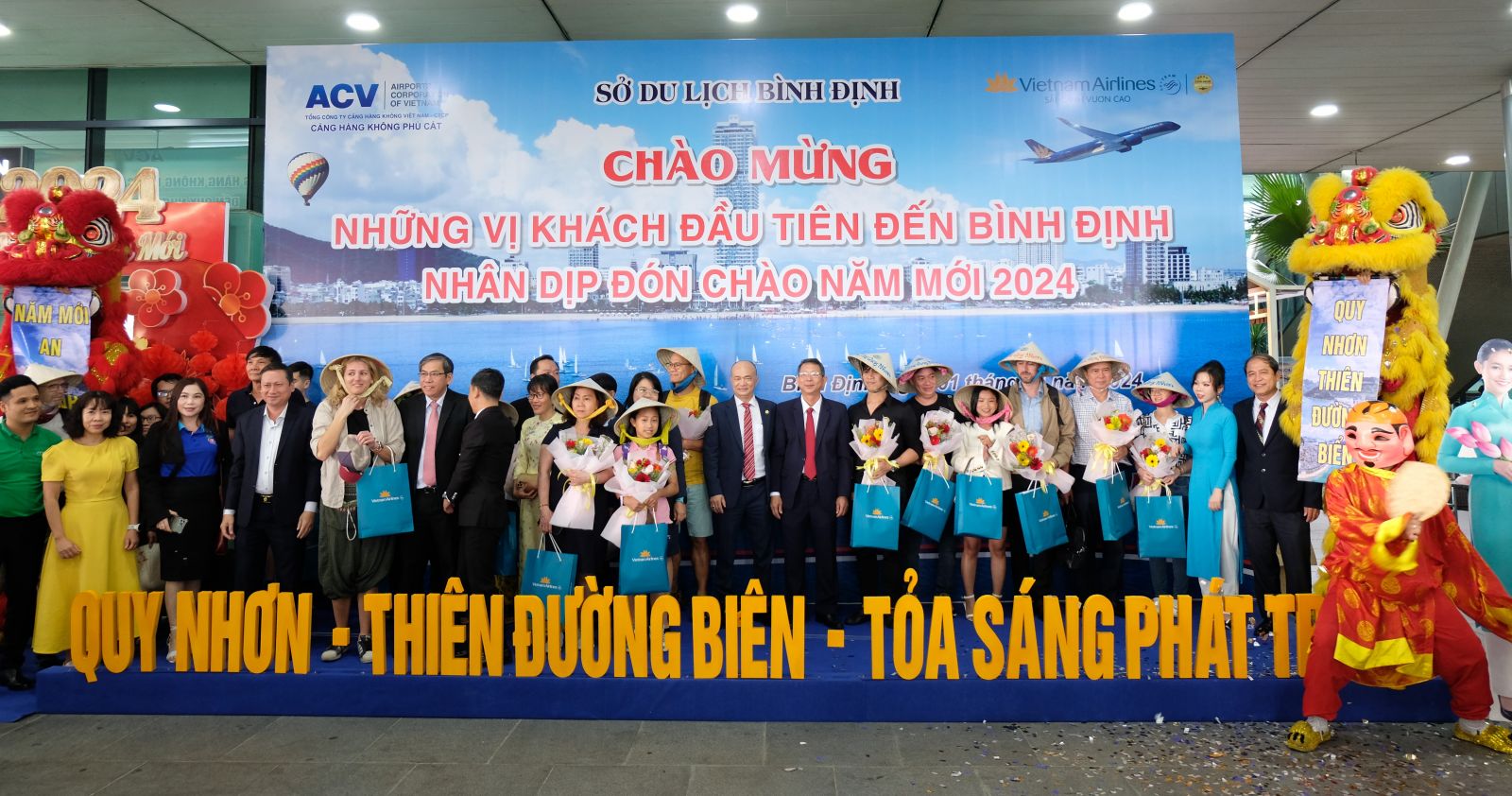 Bình Định hành khách đầu tiên đến từ Tp Hồ Chí Minh trên VN1392