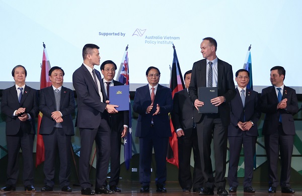 5-Vietnam Airlines và Trường Đại học Quốc tế RMIT đã tuyên bố hợp tác chiến lược, đồng thời trao Bản Thỏa thuận hợp tác chung