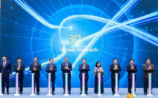 Chủ tịch Quốc hội Vương Đình Huệ, Phó Thủ tướng Trần Lưu Quang và đại diện lãnh đạo cấp cao của hai nước tham dự sự kiện.