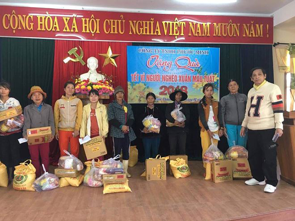 Ông Ngô Văn Quang, Giám đốc Công ty Phước Minh trao quà cho người dân nghèo vùng sâu, vùng xa huyện Phước Sơn