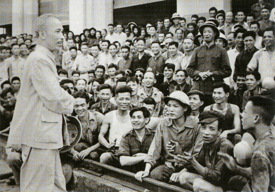 Bác Hồ thăm Nhà máy Xe lửa Gia Lâm ngày 19-5-1955. Tại đây, Người nhắc nhở cán bộ, công nhân phát huy truyền thống cách mạng của nhà máy, ra sức thi đua xây dựng miền Bắc, ủng hộ cuộc đấu tranh của đồng bào miền Nam. Ảnh tư liệu