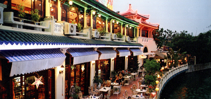 Nhà hàng Cà phê Thủy Tạ là nhà hàng nổi duy nhất nằm bên cạnh hồ Hoàn Kiếm.