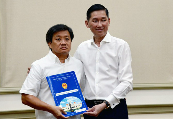 Ông Đoàn Ngọc Hải (trái), phó chủ tịch UBND Q.1, nhận nhiệm vụ mới: phó tổng giám đốc Tồng công ty Xây dựng Sài Gòn TNHH một thành viên. Ảnh: TỰ TRUNG (Tuổi trẻ)