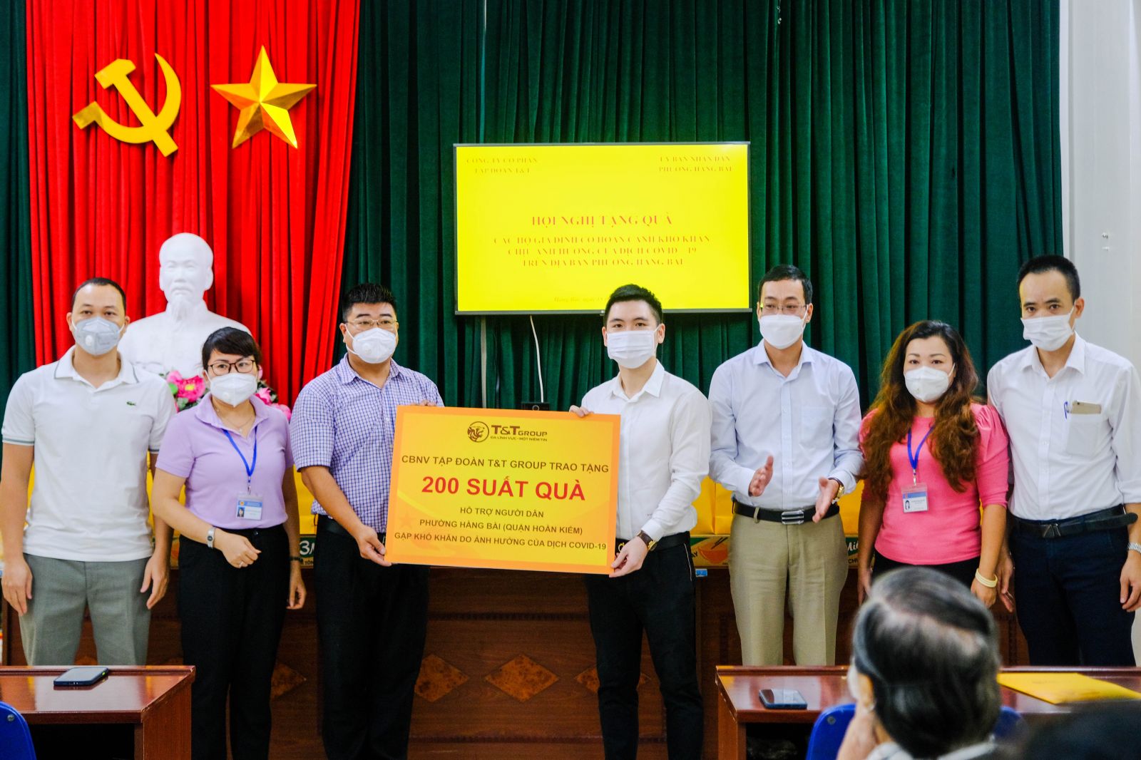Ông Đỗ Vinh Quang và CBNV T&T Group trao tặng hàng ngàn suất quà tình nghĩa cho người dân Hà Nội gặp khó khăn do ảnh hưởng bởi dịch COVID-19