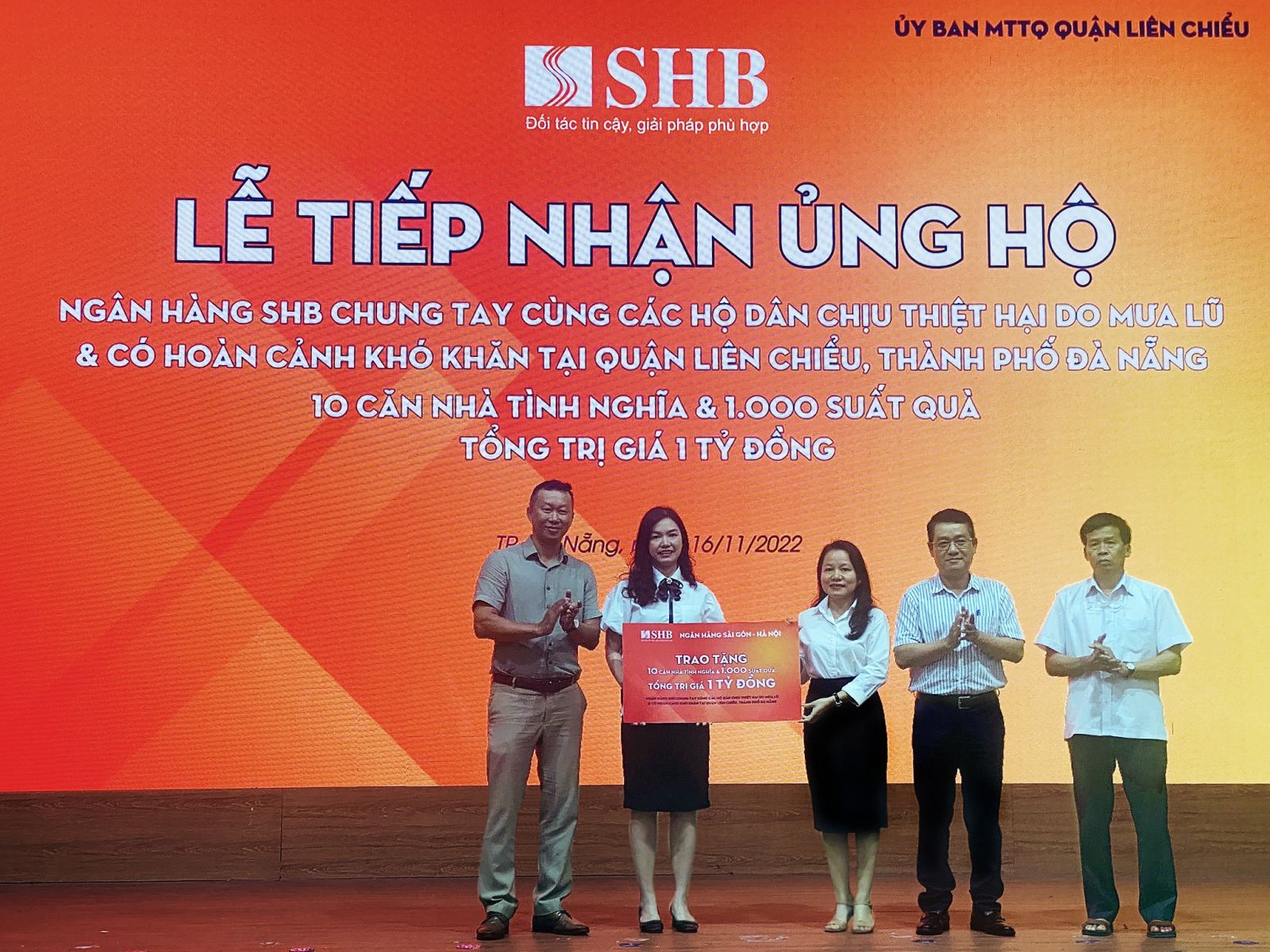 Ngân hàng SHB ủng hộ 1 tỷ đồng nhằm chia sẻ khó khăn với người dân chịu thiệt hại do mưa lũ tại Quận Liên Chiểu, TP Đà Nẵng