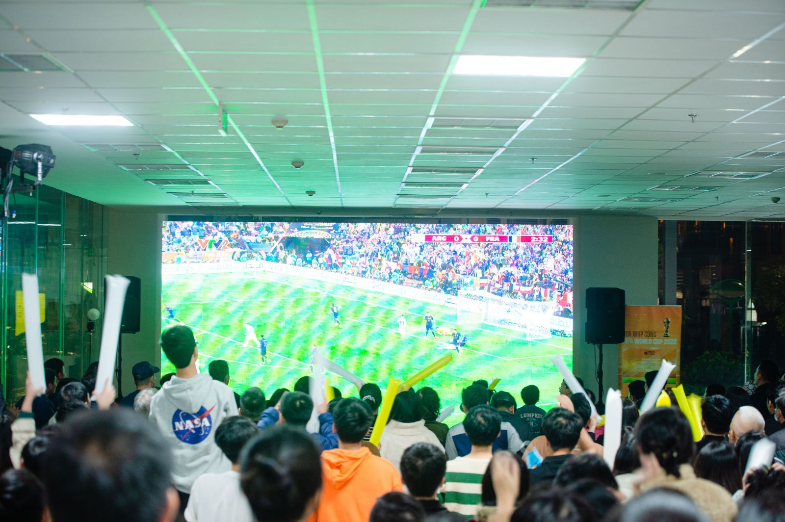 Cư dân T&T Homes xem bóng đá với màn hình lớn. Ảnh: T&T Homes