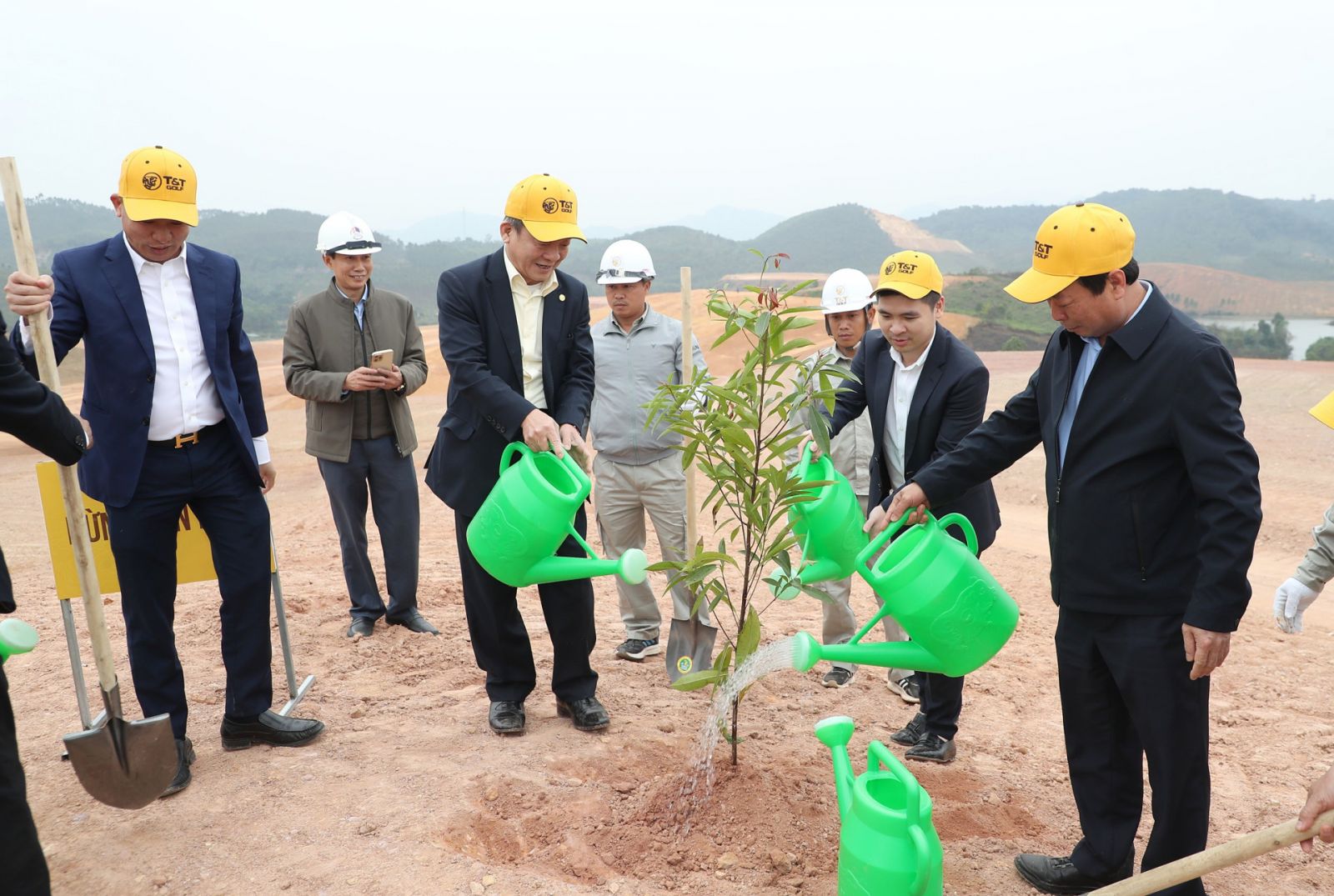 Ông Bùi Văn Quang, Phó bí thư tỉnh ủy, Chủ tịch UBND tỉnh Phú Thọ và ông Đỗ Quang Hiển, Chủ tịch Ủy ban Chiến lược Tập đoàn T&T Group cùng các đại biểu tham gia trồng cây tại dự án